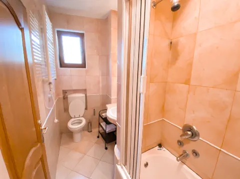 Levantin Inn 1/2+2 Suite Sea View N.14 Отели рядом с достопримечательностью «Королевский пляж»