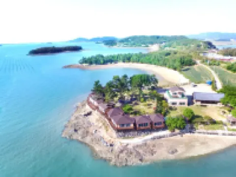 Muan Hae Beach Naru Pension 務安のホテル