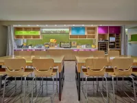 Home2 Suites by Hilton Wayne - breakfast
