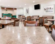 Quality Inn & Suites Warren - Detroit - breakfast