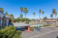 Super 8 by Wyndham Bakersfield/Central - balcony