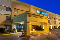 La Quinta Inn & Suites by Wyndham Albuquerque Journal Ctr NW فنادق في North Valley