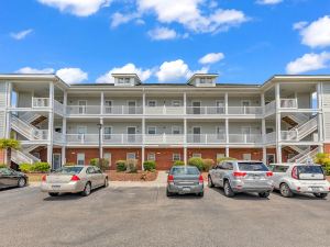 Sunny 2Br Condo with Community Pool and Close to Attractions