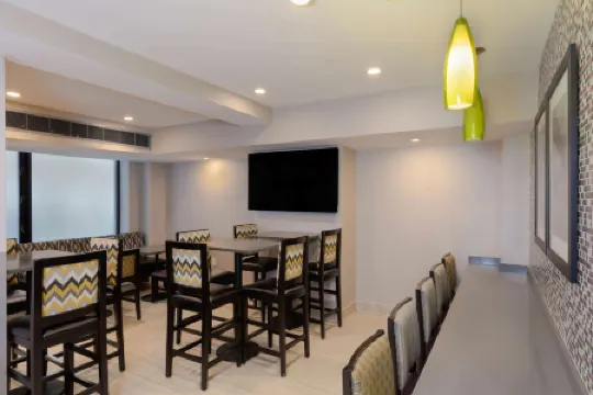 La Quinta by Wyndham New York City Central Park Отели рядом с достопримечательностью «Американский музей естественной истории»