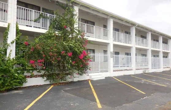 夏利馬爾汽車旅館