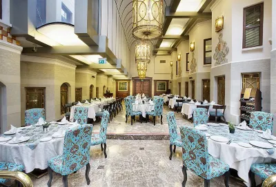 Crowne Plaza Istanbul - Old City Отели рядом с достопримечательностью «Шубы Кожа Меха в Стамбуле LUXURY FUR COLLECTİON»