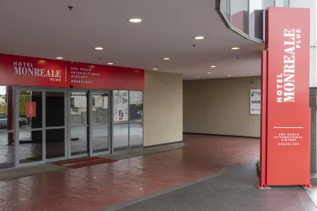 蒙雷阿萊普拉斯瓜魯柳斯國際機場飯店