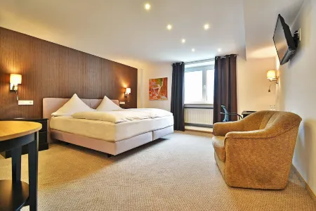 Hotel Zur Goldenen Sonne Отели в г. Ной-Анспах