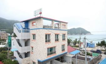 Samcheok Solbada Pension (Right in Front of Yonghwa Beach)