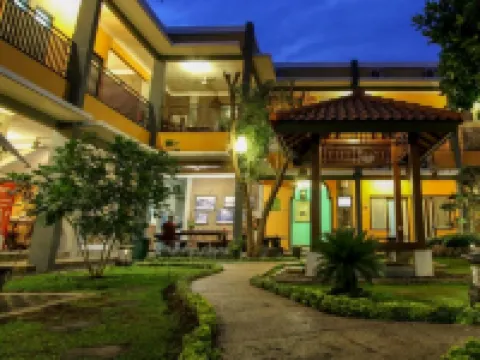 Guest House Rumah Wahidin Syariah Hotels in Mayangan