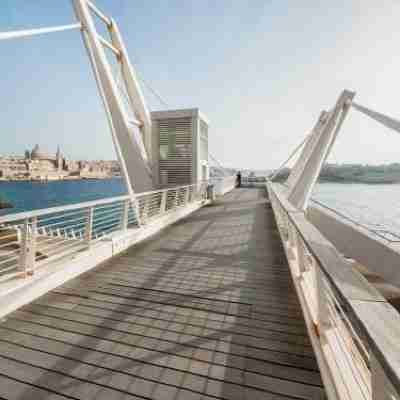 Modern Seaview Apartment in a Prime Location Others