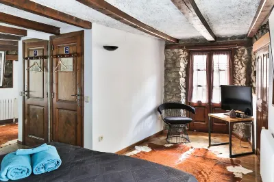 Hostal Cisco de Sans Hotels near Plaza Francesc Cairat