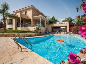 Exceptional Large Villa, Private Heated Pool, Complete Privacy, Prime Location