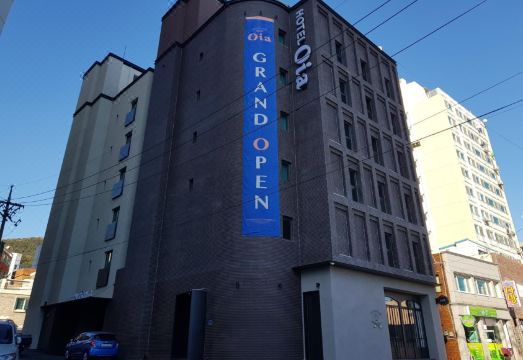 오이아 호텔 객실 내부