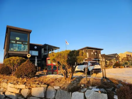 Yeoncheon Flathouse Pension (5 Minutes from the 5th Division to the 28th Division) Отели в г. Йончхон