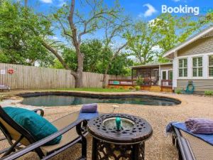 Heart of Fredericksburg with Pool Hot-Tub&Grill