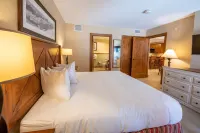 One Bedroom Condo with Large Balcony over Mountaineer Square 1 Condo - No Cleaning Fee! by RedAwning Hôtels à : Crested Butte