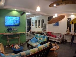 Curvao Surf House