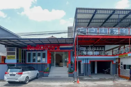 RedDoorz Near Alun Alun Batu Отели рядом с достопримечательностью «HANOMAN BIOSKOP DOME 3 DIMENSI»