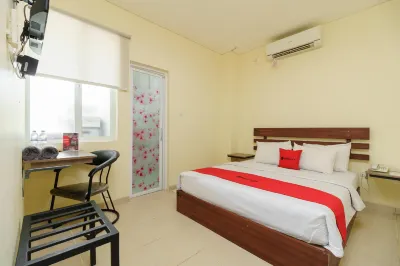 RedDoorz Near Jembatan Siti Nurbaya Padang Hotels in Padang