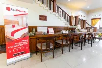 RedDoorz Plus Near Alun Alun Karanganyar Hotel a Reggenza di Sragen