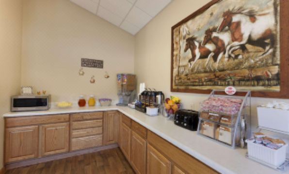 Super 8 by Wyndham Wall