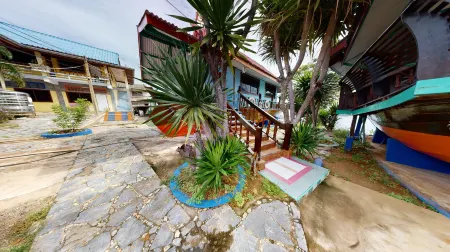 Rimtalay Resort Koh Si Chang Отели рядом с достопримечательностью «Hat Tham Phang»