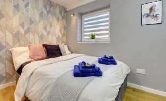 Modern 2Br House & Private Parking & Kid-Friendly