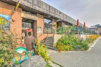 Modern Downtown Apt - Walk to Parks and Cafes!