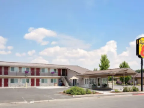 Super 8 by Wyndham Alturas Hoteles en Condado de Modoc