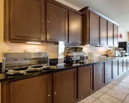 Quality Suites Huntsville Near University - breakfast