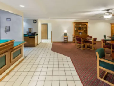 瑞德堡速8酒店 索克縣酒店