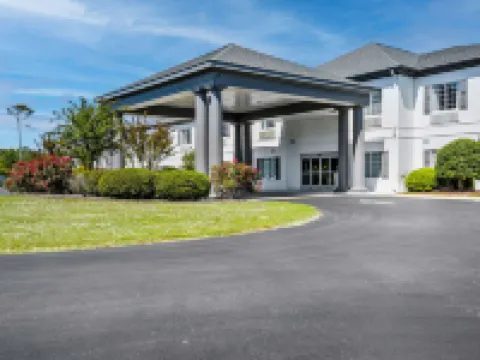 บลูวอเตอร์ อินน์แอนด์สวีทส์ บีดับเบิลยู ซิกเนเจอร์ คอลเลกชั่น โรงแรมในOnslow County