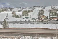 Luxe Brian Head Escape w/ Hot Tub & Mtn Views - Lejligheder