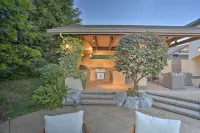 Redding Getaway w/ Hot Tub & Outdoor Kitchen! - 3-نجوم