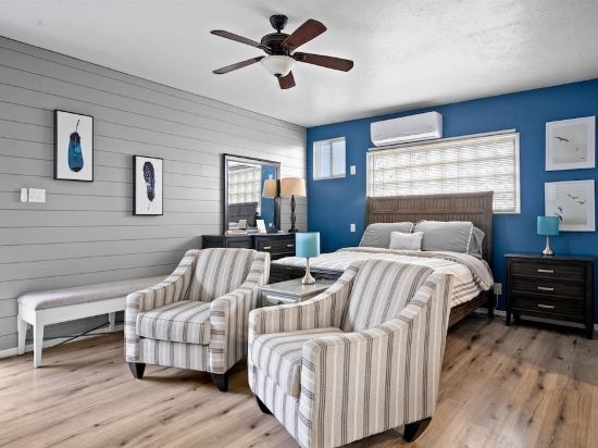 21 Chelsea Place 1 Bedroom Condo by RedAwning