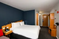 Holiday Inn Express Perth Hotels in Bankfoot