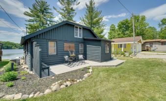 Diamond Lake Waterfront Cabin w/ Deck + Dock!
