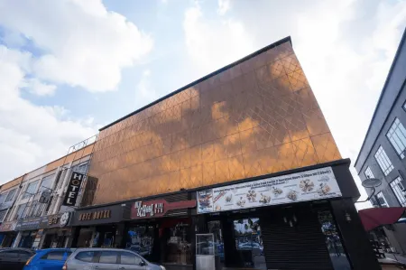 Artz Hotel Отели рядом с достопримечательностью «Taman Mount Austin»