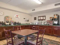 Super 8 by Wyndham Brooklyn Center/Mpls Hotels in Fridley