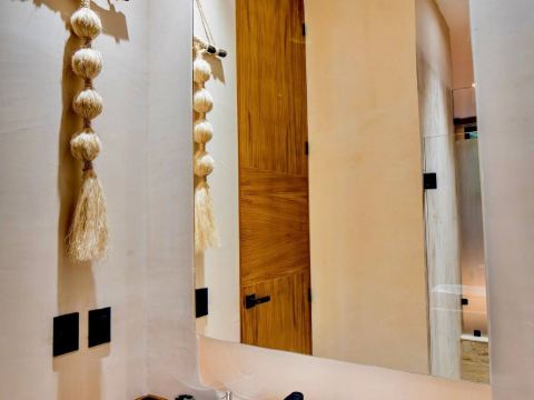 Estudio con piscina privada, iluminación natural, estilo bohemio chic