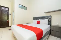RedDoorz Plus @ Grace Residence Surabaya Hotel di Desa Sambikerep