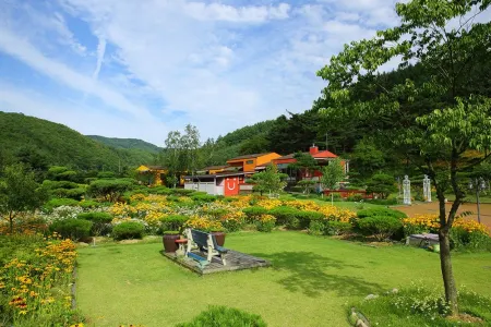 Hoengseong the Stardust Pension Отели рядом с достопримечательностью «Hoengseong Welli Hilli Park Ski Resort»