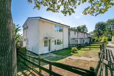 Hillcrest Lodge Hotels near Barclay Academy