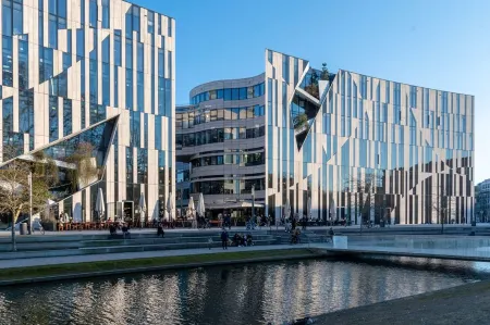 Hampton by Hilton Dusseldorf City Centre Отели рядом с достопримечательностью «Neuer Zollhof»