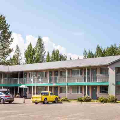 Super 8 by Wyndham Quesnel BC Hotel Exterior