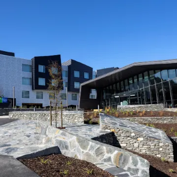 Holiday Inn Express & Suites QUEENSTOWN by IHG Отели рядом с достопримечательностью «Пивоварня Altitude Brewing»