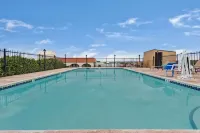 Days Inn & Suites by Wyndham Santa Rosa