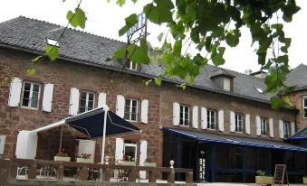 Logis Hôtel Restaurant les 2 Rives - A75, en Bordure de rivière