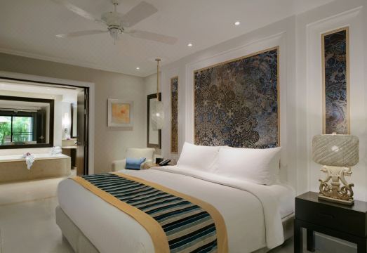 메리어트 마이 카오 비치 푸켓의 실외 수영장 전경